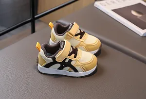 Detalle de zapatos transpirables para niños con parches amarillos retro y cierre de velcro