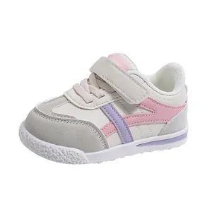 Scarpe da corsa retrò per bambini con chiusura a velcro in bianco e grigio chiaro