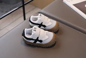 Dettagli di sneakers per bambini con chiusura a velcro e tomaia in mesh traspirante