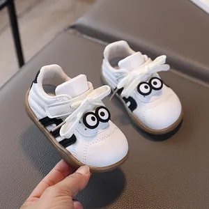 Weiße Baby-Lauflernschuhe mit Comic-Augen und rutschfester Gummisohle für Kleinkinder