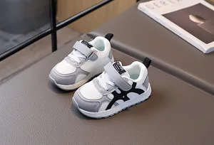 Primer plano de zapatillas infantiles transpirables con velcro y suela antideslizante