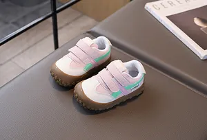 Dettaglio di scarpe per neonati con tessuto mesh, doppia chiusura velcro e punta in gomma