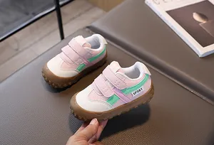 Dettaglio di sneaker per bambini rosa e bianche con velcro e suole in gomma antiscivolo