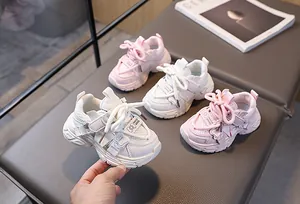 Detailansicht der rosa und beigen atmungsaktiven Kinder-Sneaker mit süßen Schleifen
