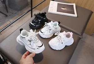 Trois coloris de baskets en maille respirante pour enfants sur un banc montrant les détails