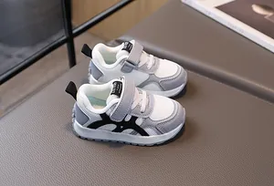 Detalle de zapatillas de malla para niños con tejido transpirable y cierre de velcro