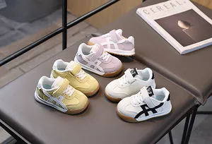 Détail de baskets antidérapantes pour enfants avec scratch, disponibles en trois couleurs