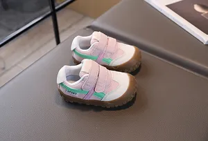 Dettaglio delle scarpe sportive per bambini con chiusura a strappo e logo panda sulla linguetta