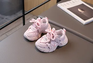 Detailansicht der rosa Mädchen-Sneaker mit atmungsaktivem Mesh und Klettverschluss-Riemen