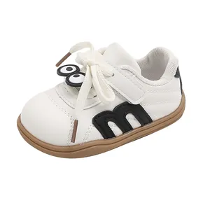Weiße Baby-Lauflernschuhe mit Comic-Augen und Gummisohle für Kleinkinder
