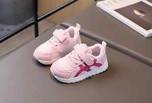 Detalle de zapatilla rosa para bebé con malla transpirable y cierre de velcro