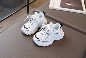 Gros plan détaillé de baskets blanches pour enfants avec maille respirante et lacets rayés