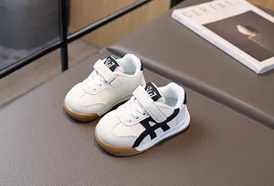 Vue détaillée de chaussures de sport pour bambins avec velcro et semelles antidérapantes