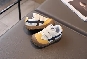 Dettaglio di scarpe sportive per neonati con rete traspirante e punta in gomma antiurto