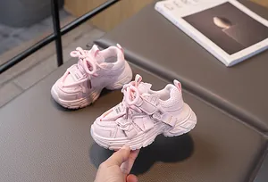 Detailansicht der rosa Kleinkindschuhe mit atmungsaktivem Mesh und weicher rutschfester Sohle