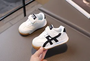 Détail d'une chaussure de sport pour enfant avec tige en cuir et semelle gomme