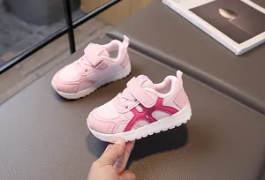 Detalle de zapatillas para bebés en malla rosa con práctico cierre de velcro