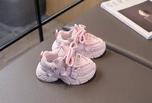 Pinkfarbener Mädchen-Sneaker mit atmungsaktivem Mesh und modischer Schleife im Detail