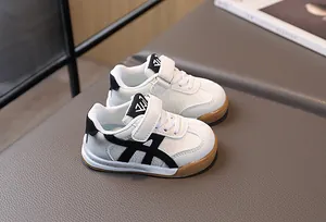 Détail de baskets rétro pour enfants en cuir blanc avec velcro et embout en gomme renforcé