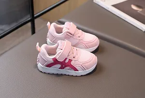 Detalle de la malla rosa transpirable y paneles de cuero en calzado infantil