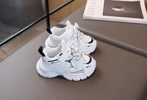 Vue détaillée de baskets blanches pour enfants avec mesh respirant et bande Velcro