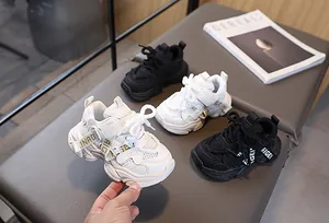 Gros plan détaillé de baskets chunky légères pour enfants avec mesh et sangles