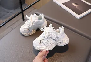 Detail von weißen Mädchen Chunky Sneaker mit atmungsaktivem Mesh und Leder-Spleißen