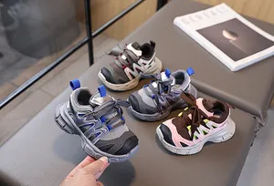 Détail du tissu en mesh respirant et quatre options de couleurs pour chaussures enfant