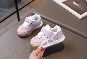 Détail de chaussures pour bambins lavande et blanc avec velcro et semelle antidérapante
