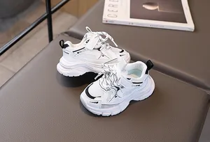 Détail de baskets en maille pour enfants avec bandes auto-agrippantes et texte mode