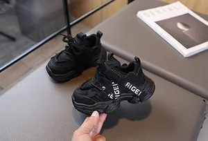 Détail de baskets noires pour enfants en maille avec fermeture velcro pratique