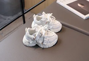 Draufsicht auf weiße klobige Mädchen-Sneaker mit atmungsaktivem Mesh und Schleifendetails
