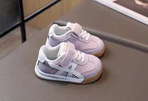 Vue détaillée de baskets pour enfants violettes et blanches avec velcro et semelle gomme