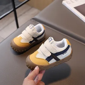 Scarpe sportive per bambini con suola in gomma antiscivolo e chiusura a strappo panda