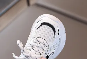 Détail du mesh respirant et du bout renforcé sur les baskets pour enfants