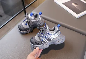 Détail de baskets pour enfants en similicuir gris avec mesh et accents tendance