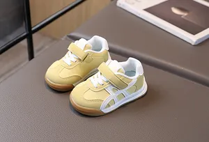 Gros plan de baskets jaunes pour tout-petits avec semelles antidérapantes et velcro