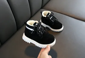Gros plan sur les bottes d'hiver noires pour enfants avec doublure en fourrure et semelle