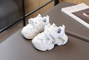 Détails de la maille respirante et du cuir synthétique sur les baskets blanches pour enfants