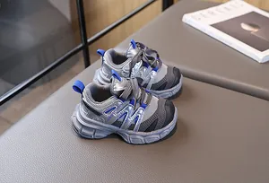 Vue détaillée de baskets grises pour enfants en mesh respirant avec accents bleus
