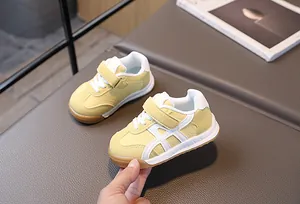 Détail de baskets jaunes pour tout-petits avec fermeture velcro et semelles en gomme