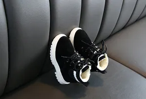 Détail de bottes chaudes noires pour enfants avec doublure en peluche et semelle antidérapante