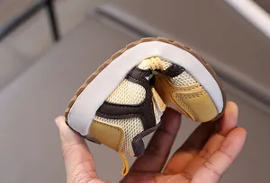 Primer plano de la suela flexible de zapatos de bebé que muestra gran flexibilidad