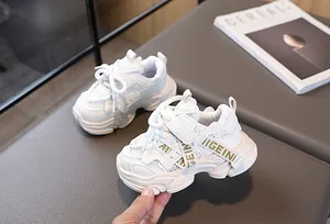 Détail de baskets blanches pour enfants en maille respirante avec semelles antidérapantes