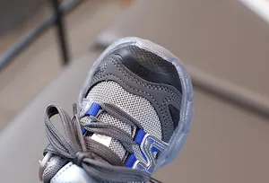 Gros plan détaillé des baskets de sport respirantes pour enfants avec bout en caoutchouc