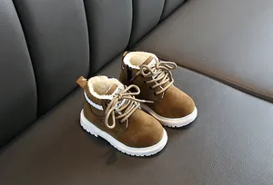 Détail des bottes en cuir kaki avec doublure en fausse fourrure chaude et semelle antidérapante