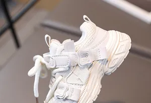 Detailansicht der Kleinkinderschuhe mit 3D-Schmetterling und atmungsaktivem Mesh