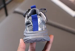 Détail du tissu en maille respirante et semelle en caoutchouc antidérapante pour baskets gris