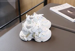 Gros plan de baskets blanches respirantes pour enfants avec scratch et semelle épaisse