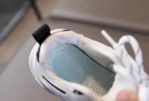 Détail de la semelle intérieure en maille respirante et doublure pour chaussures enfants